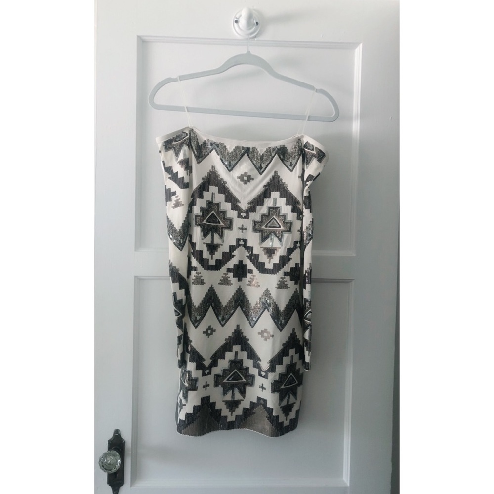 Express Sequin body con off shoulders﻿